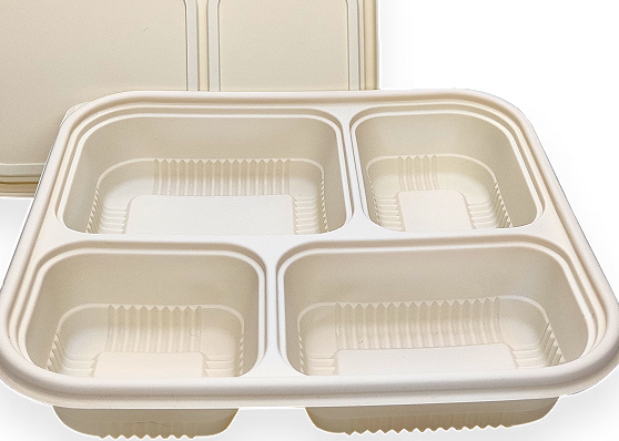 Wie schneidet ein Lebensmitteltablett aus Kunststoff im Vergleich zu einem Holztablett hinsichtlich der Fleckenbeständigkeit ab?